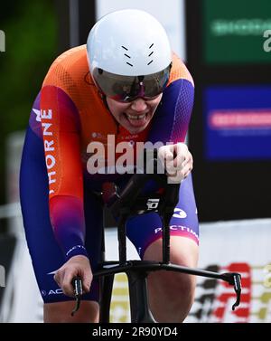 23 juin 2023, Baden-Württemberg, Bad Dürrheim: Cyclisme: Championnat allemand, Donaueschingen - Bad Dürrheim, Women's Elite temps d'essai individuel: Mieke Kröger de Team Human Powered Health est sur son chemin vers la victoire. Photo: Bernd Weißbrod/dpa Banque D'Images