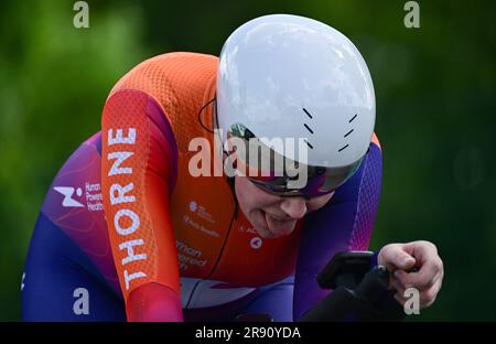 23 juin 2023, Baden-Württemberg, Bad Dürrheim: Cyclisme: Championnat allemand, Donaueschingen - Bad Dürrheim, Women's Elite temps d'essai individuel: Mieke Kröger de Team Human Powered Health est sur son chemin vers la victoire. Photo: Bernd Weißbrod/dpa Banque D'Images