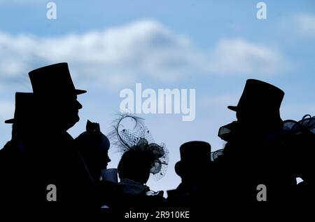 Les coureurs à la mode pendant le quatrième jour de Royal Ascot à l'hippodrome d'Ascot, Berkshire. Date de la photo: Vendredi 23 juin 2023. Banque D'Images