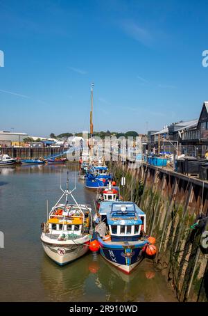 Whitstable North Kent , Angleterre Royaume-Uni - Whitstable port quai où ils sont célèbres pour leurs huîtres et poissons crédit Simon Dack Banque D'Images