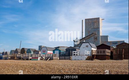 Whitstable North Kent , Angleterre Royaume-Uni - l'usine de ciment Brett Aggregates et Asphalt près de la plage et du port Banque D'Images