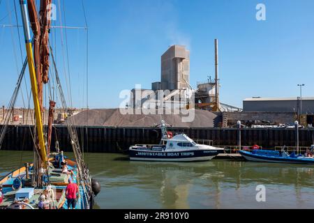 Whitstable North Kent , Angleterre Royaume-Uni - l'usine de ciment Brett Aggregates et Asphalt près du port Banque D'Images