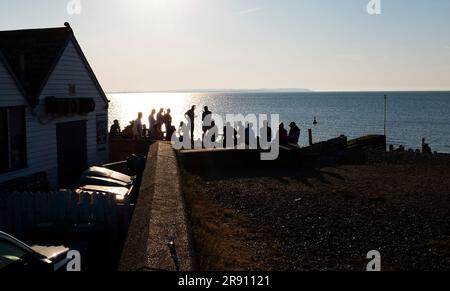 Whitstable North Kent , Angleterre Royaume-Uni - visiteurs appréciant un verre à l'extérieur du célèbre pub Old Neptune sur le front de mer en été soleil crédit Simon DAC Banque D'Images