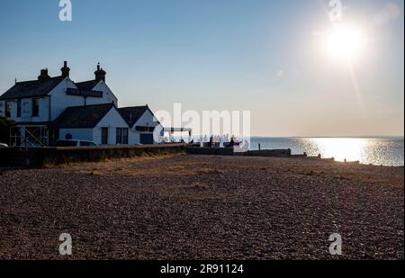 Whitstable North Kent , Angleterre Royaume-Uni - les visiteurs qui apprécient un verre devant le célèbre pub Old Neptune sur le front de mer sous le soleil d'été Banque D'Images