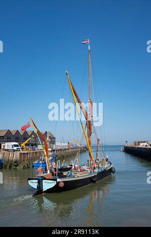 Whitstable Nord Kent , Angleterre Royaume-Uni - la barge à voile Greta a été lancée pour la première fois en 1892 et continue de voiler de Whitstable Harbour à ce jour, Banque D'Images