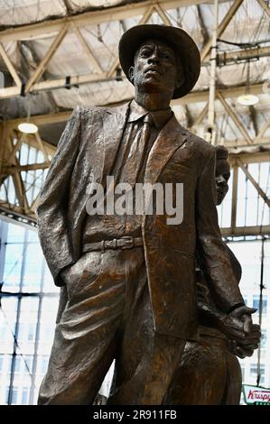 Londres, Royaume-Uni. 23rd juin 2023. Des hommages floraux ont été rendus sur la statue de Basil Watson, qui forme le Monument national du vent à la gare de Waterloo, pour célébrer le jour du vent le 22nd juin. Crédit : michael melia/Alay Live News Banque D'Images