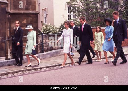 10 juin 2001 visite de jeunes Royals à la chapelle Saint-Georges, y compris Prince Edward et Sophie, Prince Chalres et Prince Harry (à droite) photo des archives de Henshaw Banque D'Images