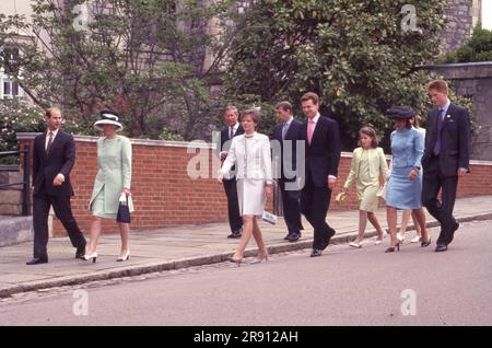 10 juin 2001 visite de jeunes Royals à la chapelle Saint-Georges, y compris Prince Edward et Sophie, Prince Chalres et Prince Harry (à droite) photo des archives de Henshaw Banque D'Images