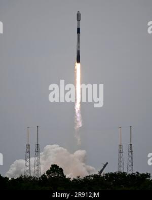 Cape Canaveral, Floride, États-Unis. 23rd 23 juin. Une fusée SpaceX Falcon 9 lance 56 satellites « Starlink » à 11 h 25 du complexe 40 à la station de la Force spatiale du Cap Canaveral, en Floride, vendredi, à 23 juin 2023. Photo de Joe Marino/UPI crédit: UPI/Alay Live News Banque D'Images