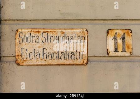 Vieux panneau de rue rouillé sur Södra Strandgatan 11 ou Eteläinen Rantakatu 11 mur à Barckens udde, la vieille ville d'Ekenäs ou Tammisaari, Finlande Banque D'Images