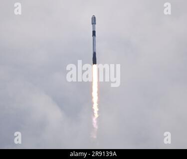 Cape Canaveral, Floride, États-Unis. 23rd 23 juin. Une fusée SpaceX Falcon 9 lance 56 satellites « Starlink » à 11 h 25 du complexe 40 à la station de la Force spatiale du Cap Canaveral, en Floride, vendredi, à 23 juin 2023. Photo de Joe Marino/UPI crédit: UPI/Alay Live News Banque D'Images