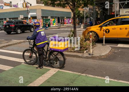 Un travailleur pour le service de livraison super-rapide d'épicerie Getir sur son e-bike à Chelsea à New York le mardi, 20 juin 2023. Getir a commencé en Turquie en 2015 et s'est développé à l'origine en Europe. (© Richard B. Levine) Banque D'Images