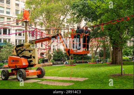 L'artiste Shalia Pepe, qui a laissé sa plongée libre, installe sa première exposition en plein air, ÒMy NeighborÕs GardenÓ, dans le parc Madison Square de New York, mercredi, 21 juin 2023. L'installation à base de crochet est suspendue dans les installations existantes du parc et traverse les allées et les pelouses. Ouverture officielle de 26 juin il sera exposé jusqu'à 10 décembre. (© Richard B. Levine) Banque D'Images