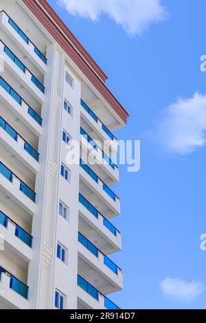 Turquie, Alanya, tour d'appartements moderne, vue partielle. Banque D'Images