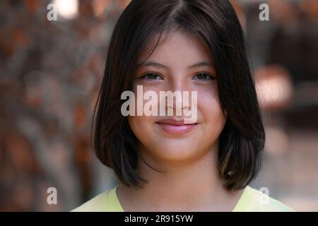 Portrait en gros plan d'une adolescente enjouée. Couleurs d'automne. Banque D'Images