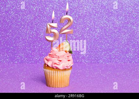 Cupcake avec numéro pour la célébration d'anniversaire ou d'anniversaire; numéro 52 Banque D'Images