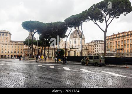 ROME, ITALIE, 10 mai 2023 vue du Palais de Saint-Valentin - Palazzo Valentini - dans la rue des Forums impériaux - via dei Fori Imperiali - dans le Th Banque D'Images