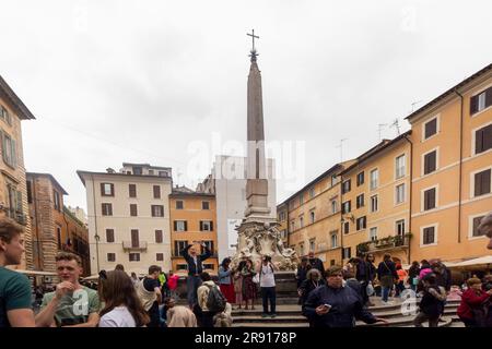 Rome, Italie - 10 mai 2023: Macuteo Obélisque sur la Piazza della Rotonda. Banque D'Images