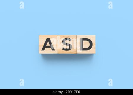 ASD (trouble du spectre de l'autisme) cubes en bois sur fond bleu Banque D'Images