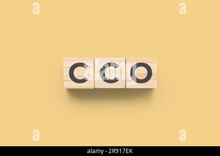 CCO (directeur des communications) cubes en bois sur fond jaune Banque D'Images