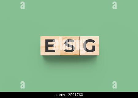 ESG (Environmental, social and Governance) cubes en bois sur fond vert Banque D'Images