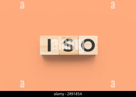 ISO (Organisation internationale de normalisation) cubes de bois sur fond orange Banque D'Images
