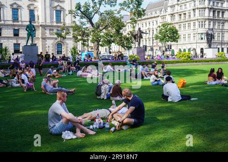 Londres, Royaume-Uni. 23 juin 2023 des personnes se détendent sur la place du Parlement lors d'une journée chaude et humide à Londres. La prévision est que les températures augmenteront à 30celsius au cours du week-end. Credit: amer ghazzal / Alamy Live News Banque D'Images