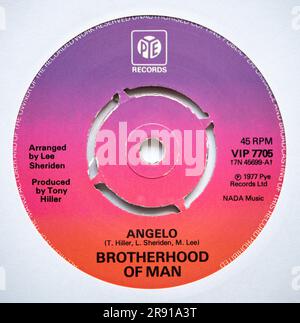 Label central de la version simple de sept pouces d'Angelo par Brotherhood of Man, qui a été publié en 1977 Banque D'Images