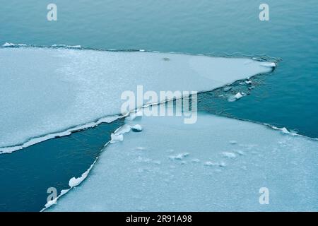 Une belle photo du lac Mjosa, bleu clair, partiellement gelé, en Norvège Banque D'Images