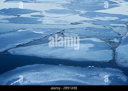 Une belle photo du lac Mjosa, bleu clair, partiellement gelé, en Norvège Banque D'Images