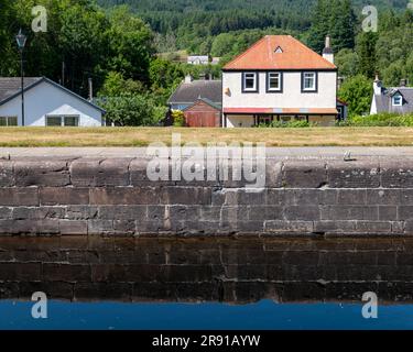 15 juin 2023. Fort Augustus, Écosse. C'est une écluse dans le canal calédonien à fort Augustus avec une couleur et une réflexion estivales. Banque D'Images