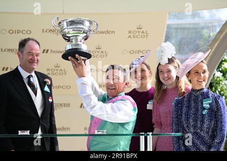 23rd juin 2023; Hippodrome d'Ascot, Berkshire, Angleterre: Royal Ascot Horse Racing, jour 4; course 5; les piquets de Sandringham Frankie Dettori élève le Trophée de Sandringham Stakes crédit: Action plus Sports Images/Alay Live News Banque D'Images