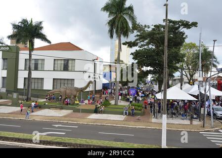 Ville: Marília, São Paulo, Brésil, 04 avril 2023: Fête d'anniversaire de la ville avec des personnes visitant le musée de paléontologie et l'homme descendant en face de t Banque D'Images