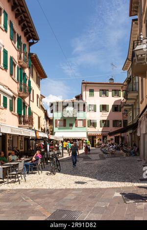 Rue remplie de restaurants, cafés et hôtels à Malcesine, Lac de Garde, Italie, Europe Banque D'Images