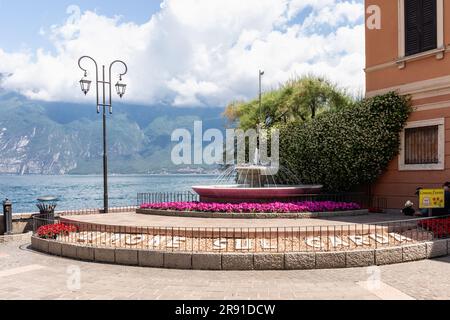 Fontaine sur le front de mer de Limone, (Limone sul Garda) Lac de Garde, Italie, Europe Banque D'Images