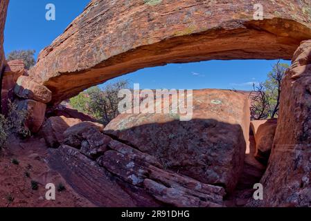 Une arche naturelle cachée près de Sliding House donne sur le plateau sud du Canyon de Chelly Arizona. Banque D'Images