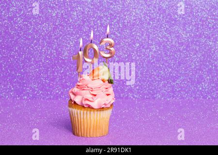 Cupcake avec numéro pour la célébration d'anniversaire ou d'anniversaire; numéro 103 Banque D'Images