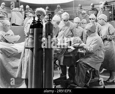 Hollywood, Californie: c. 1930 Un film encore d'étudiants en médecine regardant une opération chirurgicale dans un hôpital. Banque D'Images