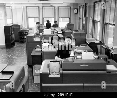 Cleveland, Ohio: 22 janvier 1958 les travailleuses de bureau entrant des données à l'aide de machines de tabulation IBM et de cartes de pointage aux bureaux de la compagnie de chemin de fer Erie. Banque D'Images