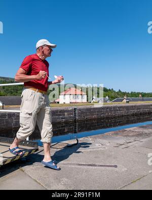 15 juin 2023. Fort Augustus, Écosse. C'est un homme ayant traversé le canal calédonien portant une glace par une journée ensoleillée d'été Banque D'Images