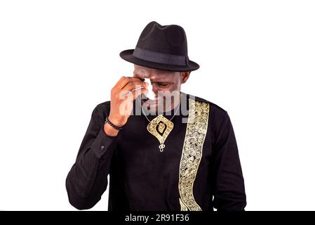 portrait d'un jeune homme bien habillé, pleurant et essuyant ses larmes avec un mouchoir blanc. Banque D'Images