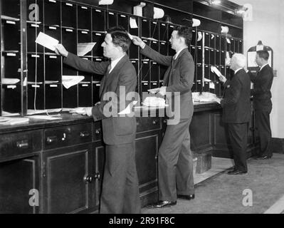 États-Unis: c. 1935 travailleurs dans un bureau triant et mettant le courrier dans la boîte de chaque travailleur. Banque D'Images