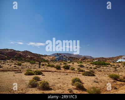 Tafraoute, Maroc - 05 17 2016: Les célèbres rochers colorés peints près de Tafraoute dans les montagnes de l'anti Atlas du Maroc sont un lieu de voyage populaire Banque D'Images