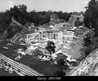 Tikal, Guatemala: 1973 l'Acropole du Nord sur la Grande Plaza dans les ruines mayas de Tikal. Banque D'Images