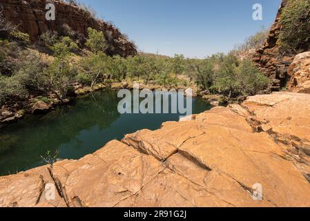 Vue en hauteur d'un trou de baignade sur la route Gibb River Road en Australie occidentale Banque D'Images
