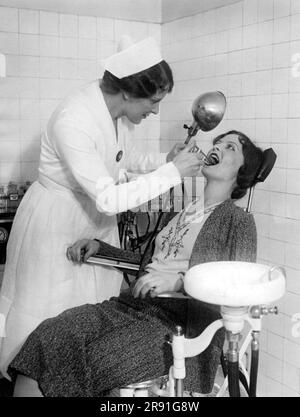 New York, New York: c. 1928 Un patron de cinéma au Roxy Theatre reçoit un traitement pour un mal de gorge dans l'hôpital du cinéma. Il peut tout gérer, des appendectomies d'urgence aux attaques de panique en passant par la garde d'enfants. Douze spécialistes sont sur appel pour la salle d'opération, et il y a deux salles et salles privées pour s'assurer que tout va bien pour le public présent. Banque D'Images