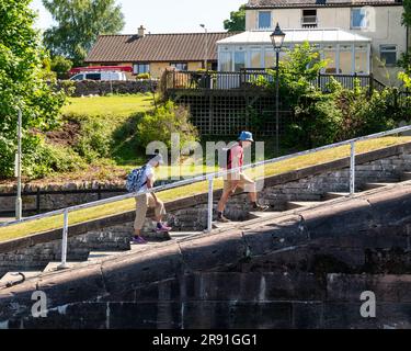 15 juin 2023. Fort Augustus, Écosse. C'est un homme et une femme qui se promènent sur les marches du canal calédonien dans un après-midi d'été très ensoleillé Banque D'Images