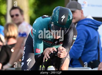 23 juin 2023, Baden-Württemberg, Bad Dürrheim: Cyclisme: Championnats d'Allemagne, Donaueschingen - Bad Dürrheim, épreuve individuelle de temps hommes élite: Nils Politt de Team Bora Hansgrohe est sur le chemin de la victoire. Photo: Bernd Weißbrod/dpa Banque D'Images