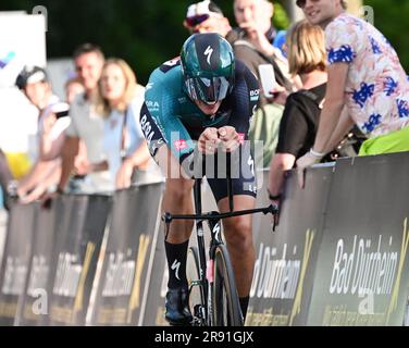 23 juin 2023, Baden-Württemberg, Bad Dürrheim: Cyclisme: Championnats d'Allemagne, Donaueschingen - Bad Dürrheim, épreuve individuelle de temps hommes élite: Nils Politt de Team Bora Hansgrohe est sur le chemin de la victoire. Photo: Bernd Weißbrod/dpa Banque D'Images