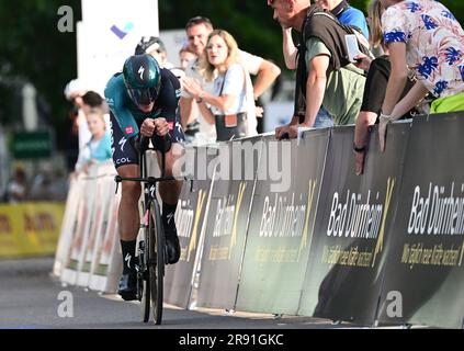 23 juin 2023, Baden-Württemberg, Bad Dürrheim: Cyclisme: Championnats d'Allemagne, Donaueschingen - Bad Dürrheim, épreuve individuelle de temps hommes élite: Nils Politt de Team Bora Hansgrohe est sur le chemin de la victoire. Photo: Bernd Weißbrod/dpa Banque D'Images